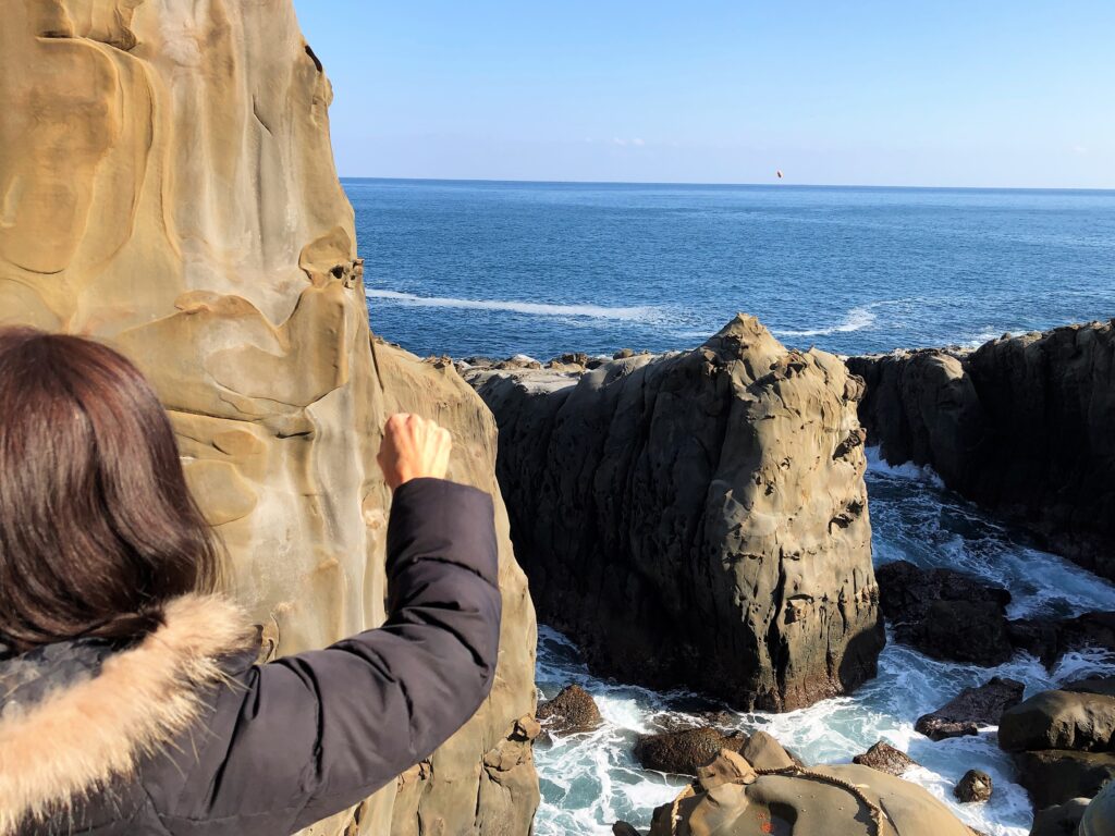 宮崎県の鵜戸神宮で運玉を投げる